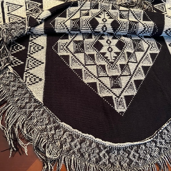 Bobeau – Fringe Poncho, Black and Tan Long - 3/4 Sleeve Crewneck Sweater - Picture 8 of 12